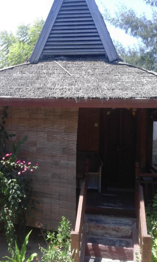Coral Beach Pizza Cottages Gili Trawangan Chambre photo