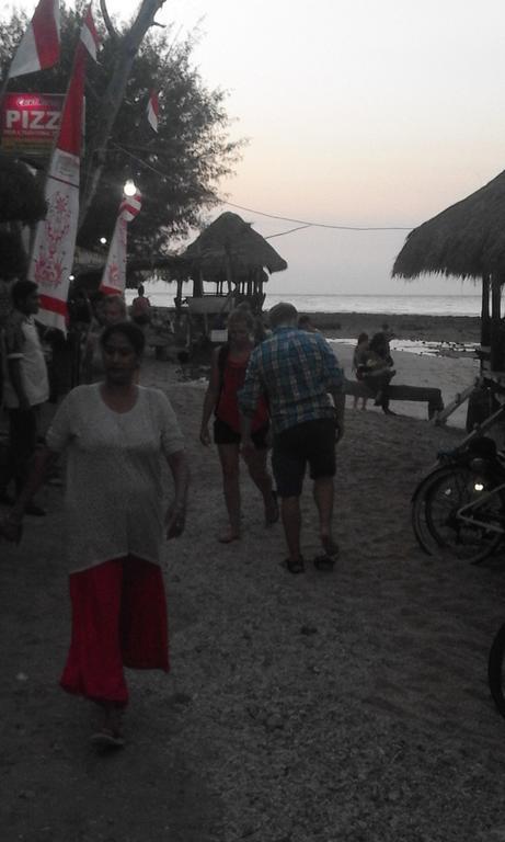Coral Beach Pizza Cottages Gili Trawangan Extérieur photo