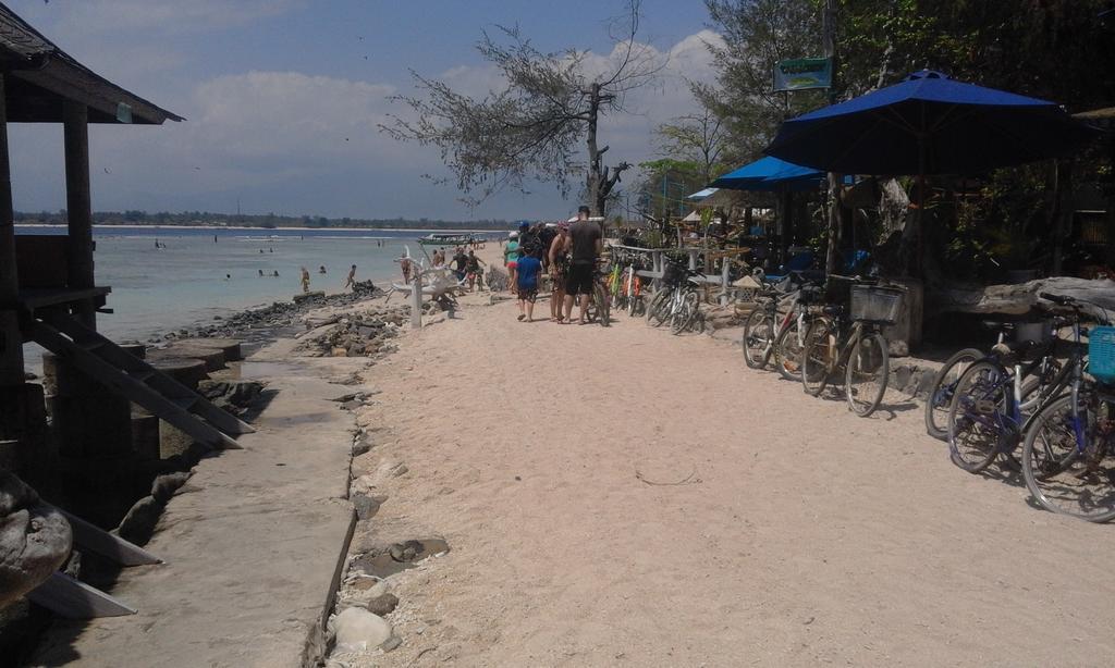 Coral Beach Pizza Cottages Gili Trawangan Extérieur photo