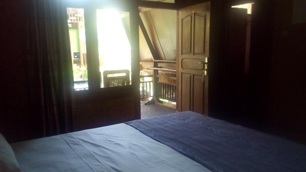 Coral Beach Pizza Cottages Gili Trawangan Extérieur photo