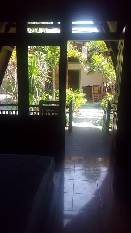 Coral Beach Pizza Cottages Gili Trawangan Extérieur photo