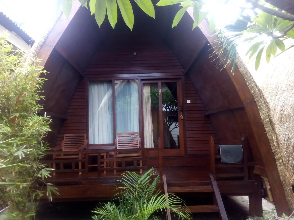 Coral Beach Pizza Cottages Gili Trawangan Extérieur photo