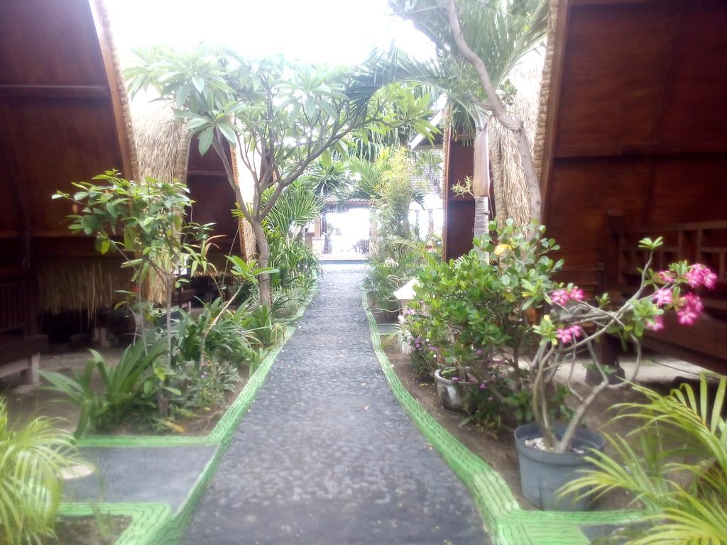 Coral Beach Pizza Cottages Gili Trawangan Extérieur photo
