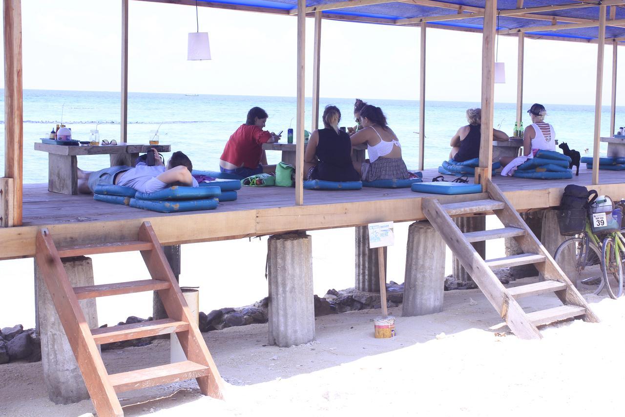 Coral Beach Pizza Cottages Gili Trawangan Extérieur photo